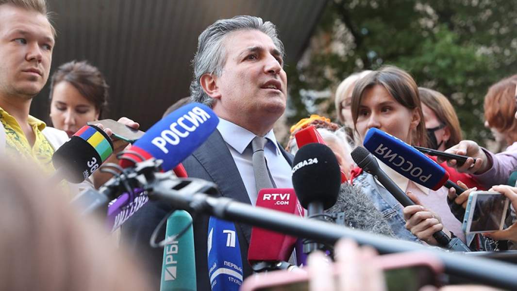 Адвокат Михаила Ефремова Эльман Пашаев общается с журналистами у здания Пресненского суда после рассмотрениея дела о ДТП со смертельным исходом