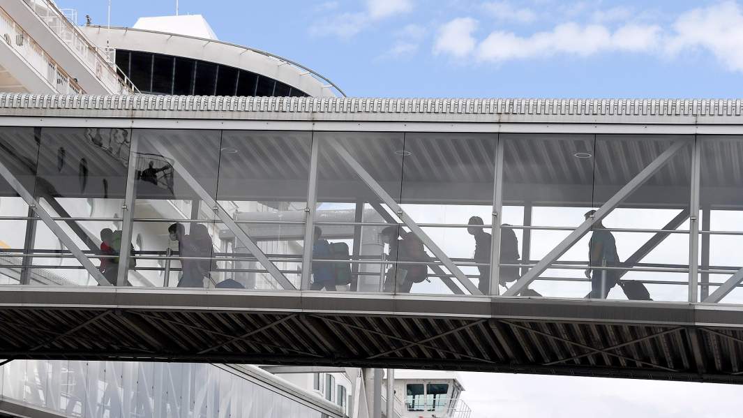 Туристы из Германии поднимаются на борт парома MS Color Magic