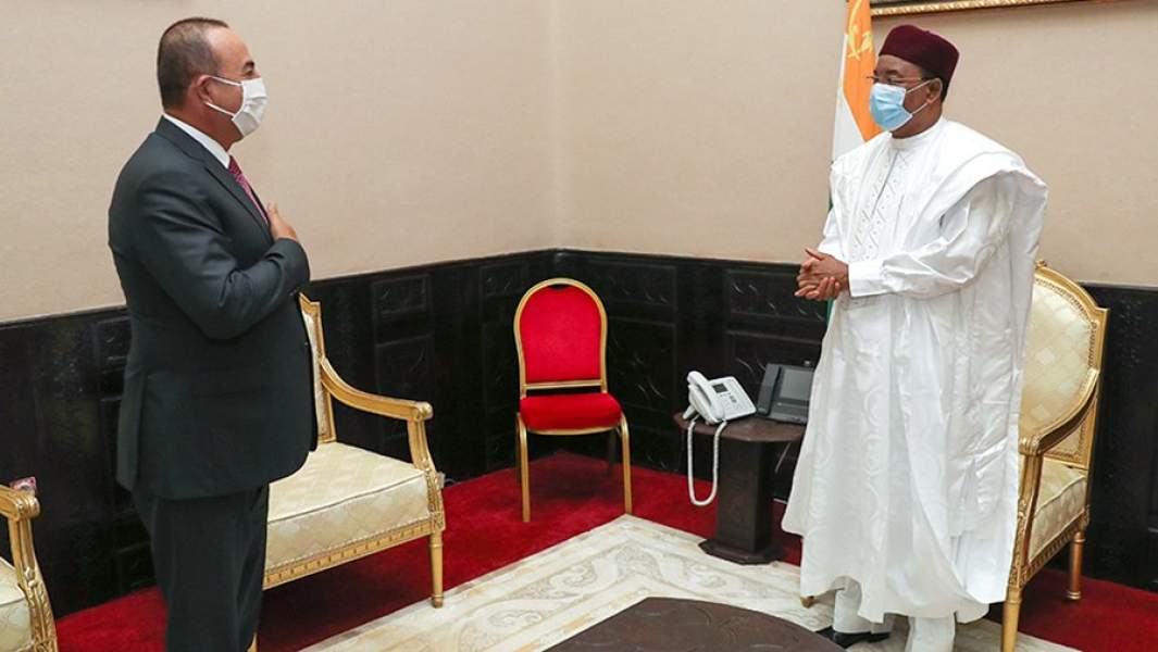Министр иностранных дел Турции Мевлют Чавушоглу по время встречи с президентом Нигера Махамадом Иссуфом. 21 июля 2020 года
