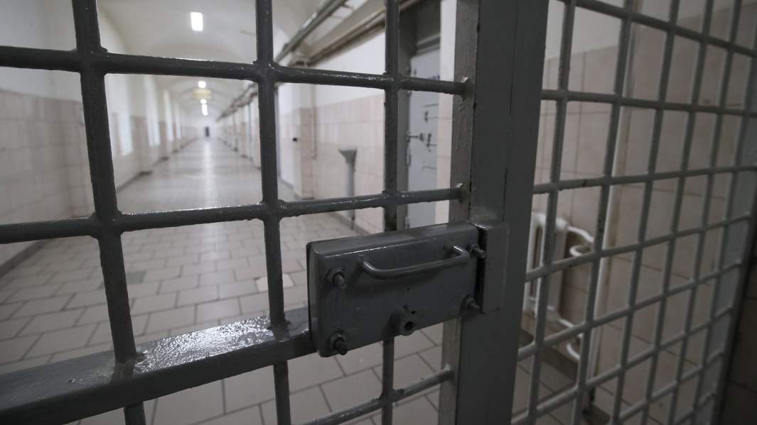 Смех на голову: как предотвратить опасные шутки подростков