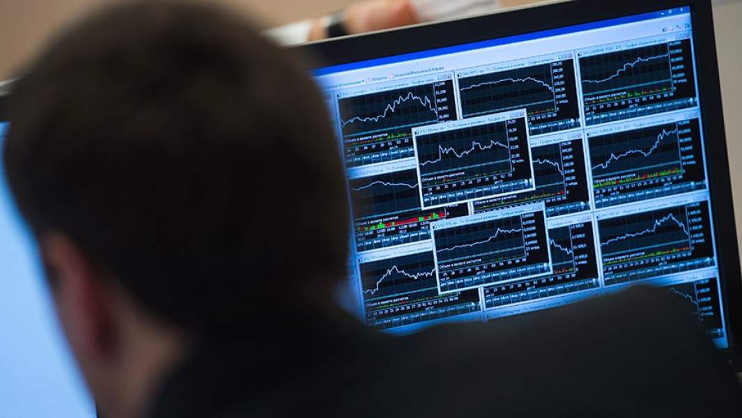 Сотрудник в офисе московской биржи