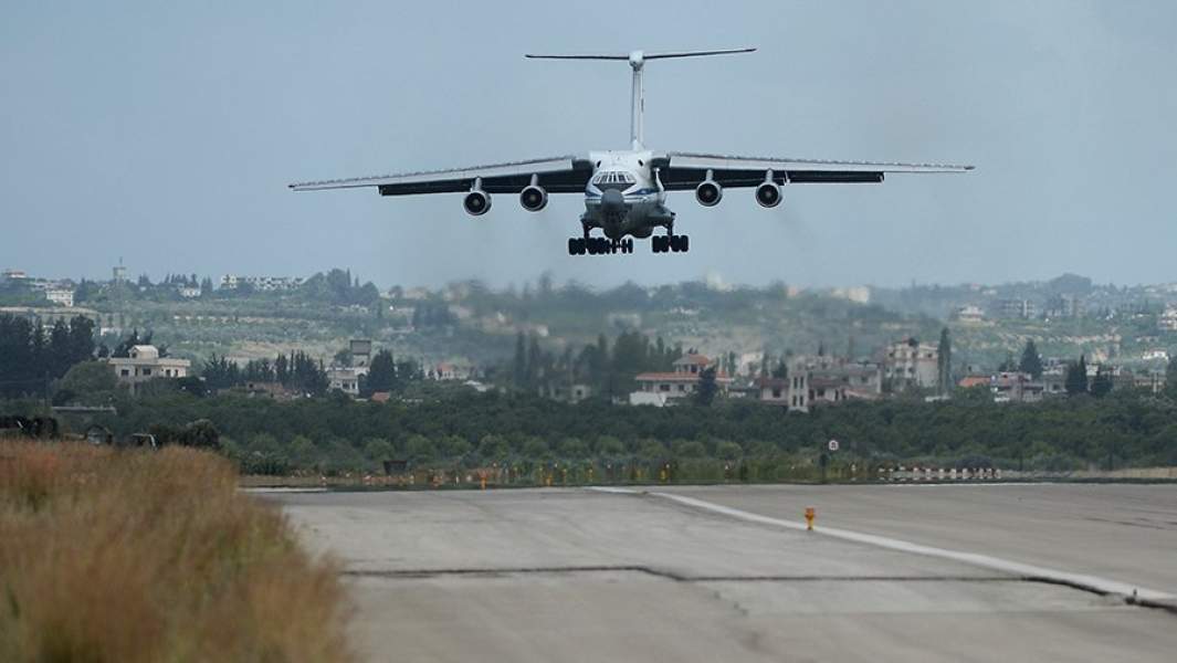 Военно-транспортный самолет Ил-76 ВКС РФ совершает посадку на авиабазе Хмеймим в Сирии