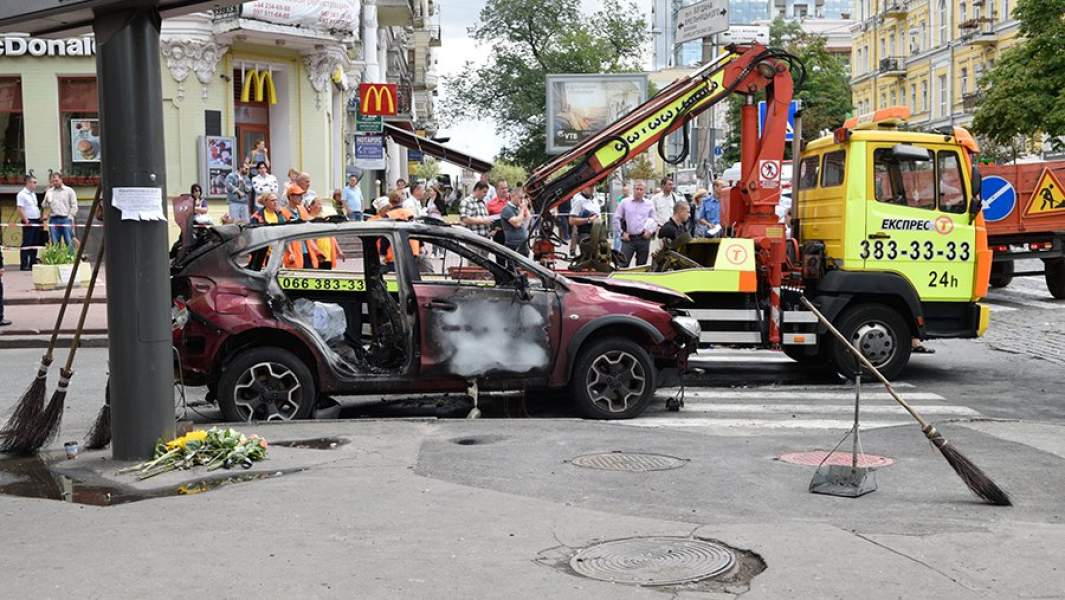 Взорванный автомобиль на перекрестке улиц Богдана Хмельницкого и Ивана Франко, в котором погиб журналист Павел Шеремет