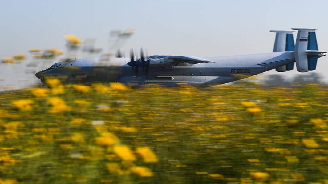 Военно-транспортный самолет Ан-22 «Антей» ВКС РФ в аэропорту Толмачево