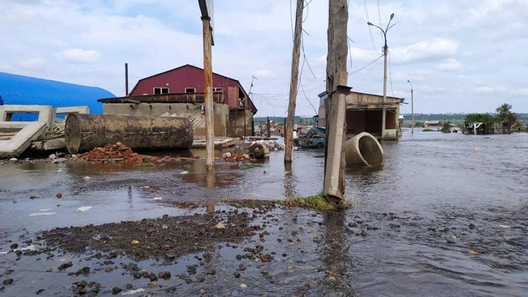 Затопленная улица в городе Тулун в Иркутской области