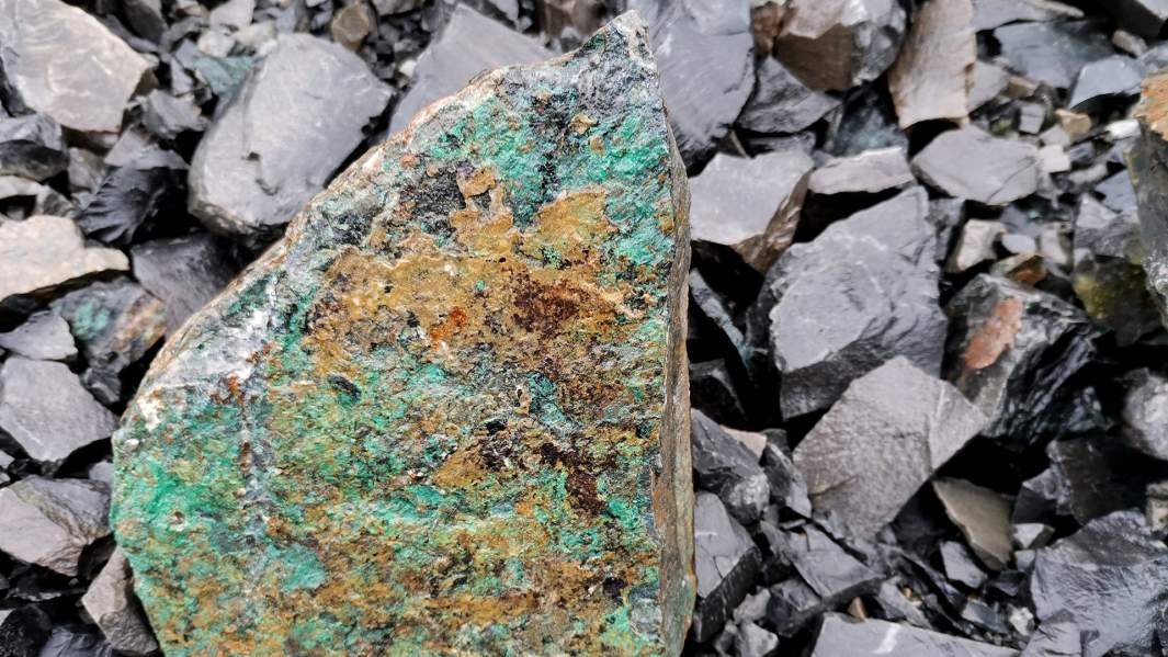 Камень с фрагментами медной руды