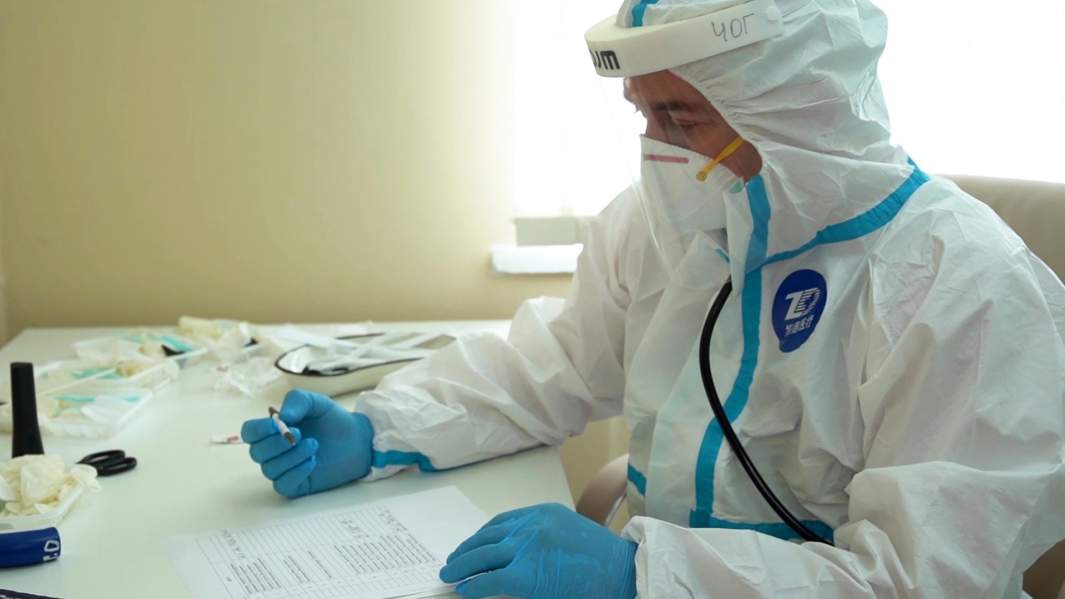 Врач во время осмотра перед выпиской добровольцев, участвовавших в испытаниях вакцины от COVID-19 в Главном военном клиническом госпитале им. Н. Н. Бурденко