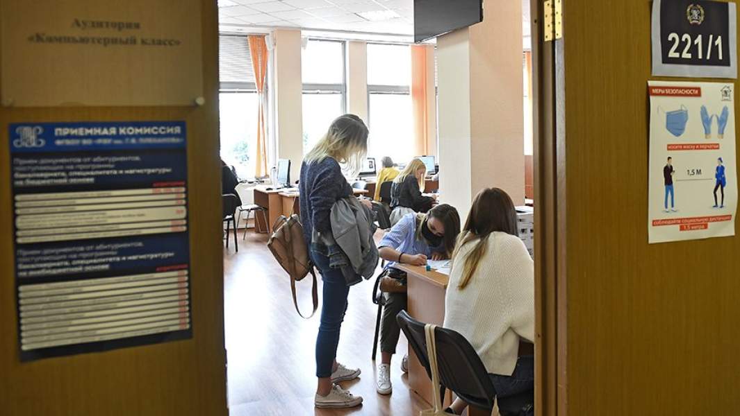 Абитуриенты заполняют документы