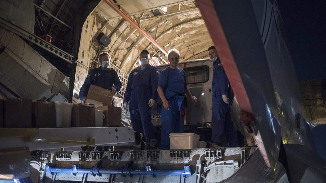 Выгрузка оборудования из самолета ИЛ-76 МЧС РФ в аэропорту Бейрута