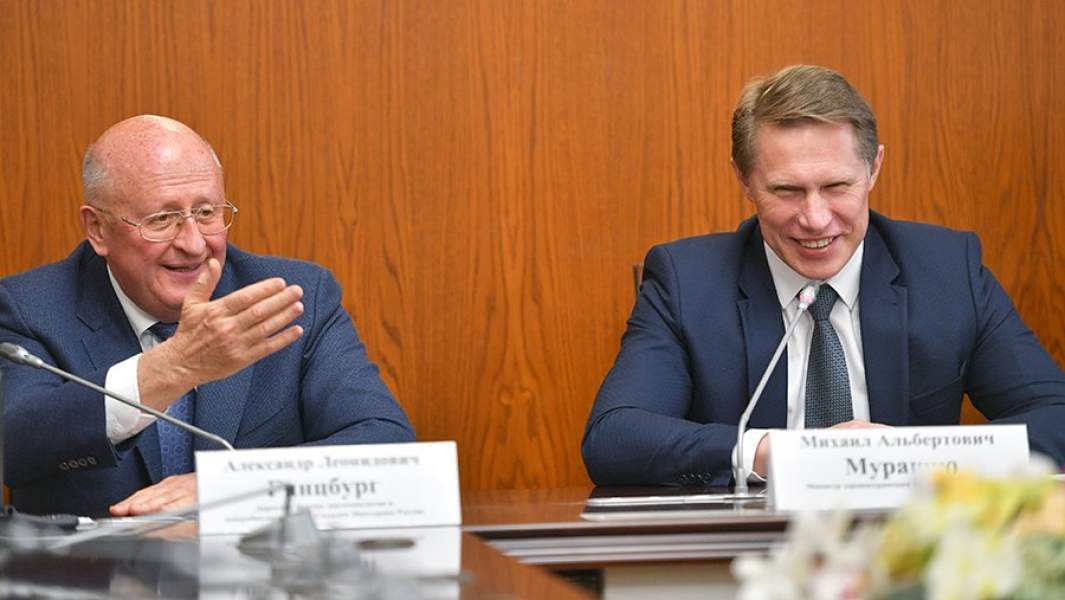 Министр здравоохранения РФ Михаил Мурашко (справа) и директор Центра им. Гамалеи Александр Гинцбург (слева) во время брифинга, посвященного первой в мире зарегистрированной вакцине от COVID-19