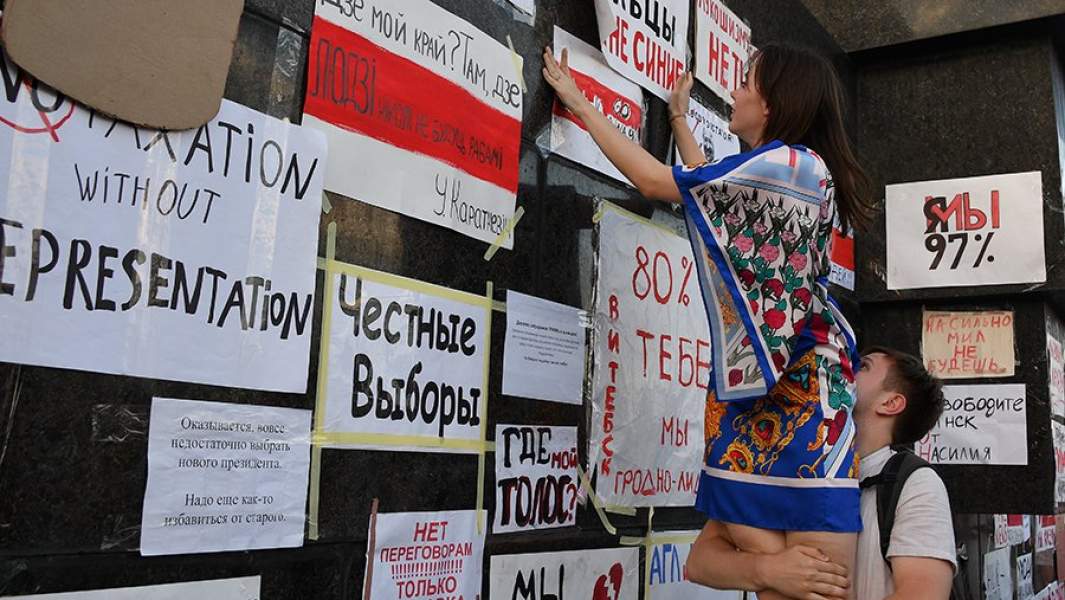 Протестующие обклеивают плакатами постамент памятника Ленину 