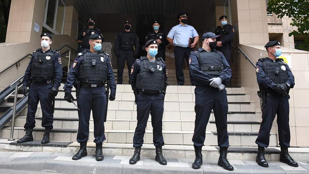 Сотрудники правоохранительных органов у здания Пресненского суда города Москвы, в котором происходит эвакуация из-за анонимного сообщения о заложенном взрывном устройстве