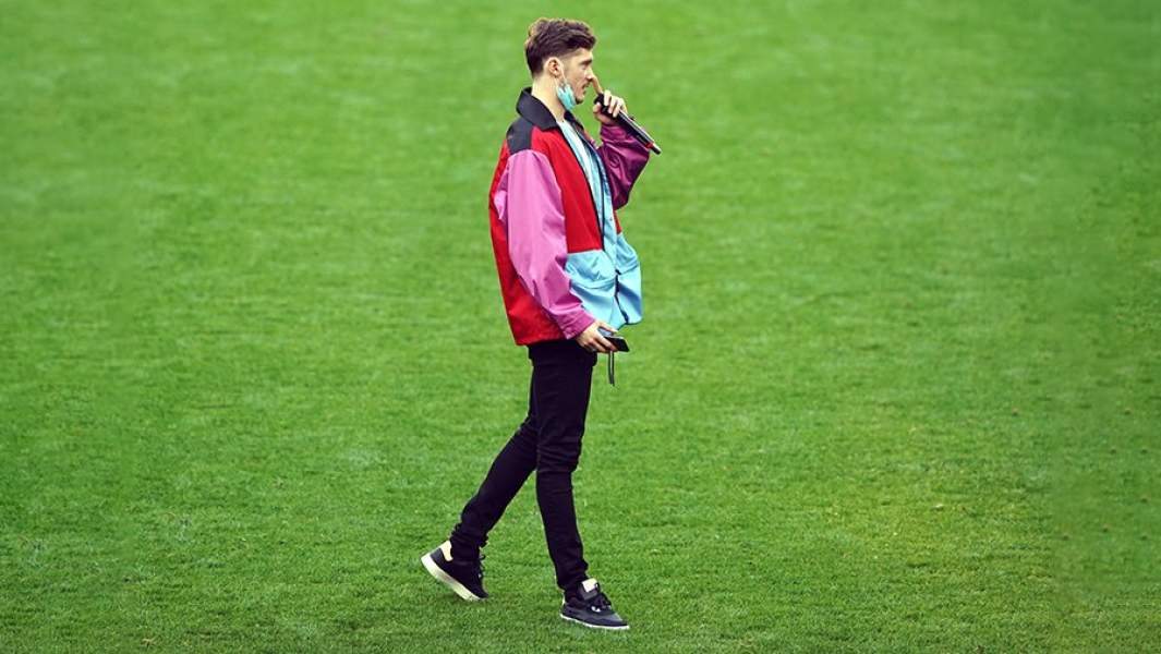 Бывший игрок «Локомотива» Алексей Миранчук прощается с болельщиками после матча 6-го тура чемпионата России по футболу среди клубов Премьер-лиги между командами ФК «Локомотив» и ФК «Зенит»