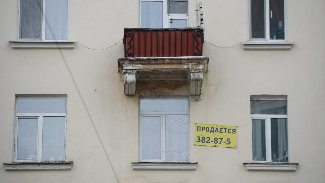 Реклама о продаже квартиры на одном из жилых домов