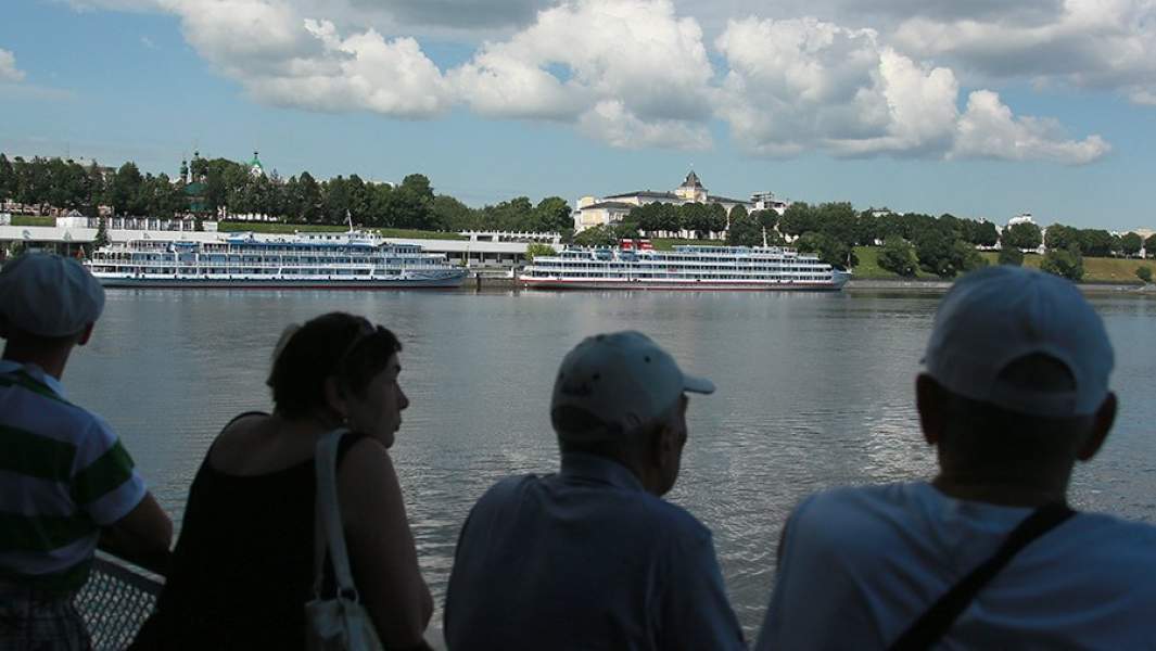 Вид на круизные теплоходы на Волге
