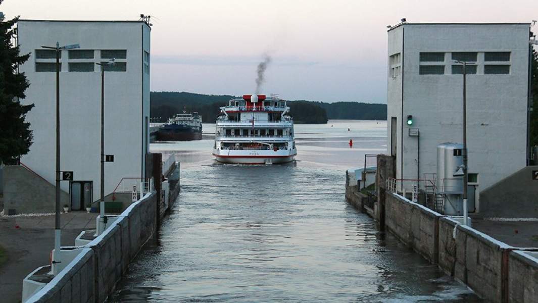 Круизный теплоход «Русь» у Шекснинского гидроузлаЧеловек за портом: российские туристы раскупают речные круизы