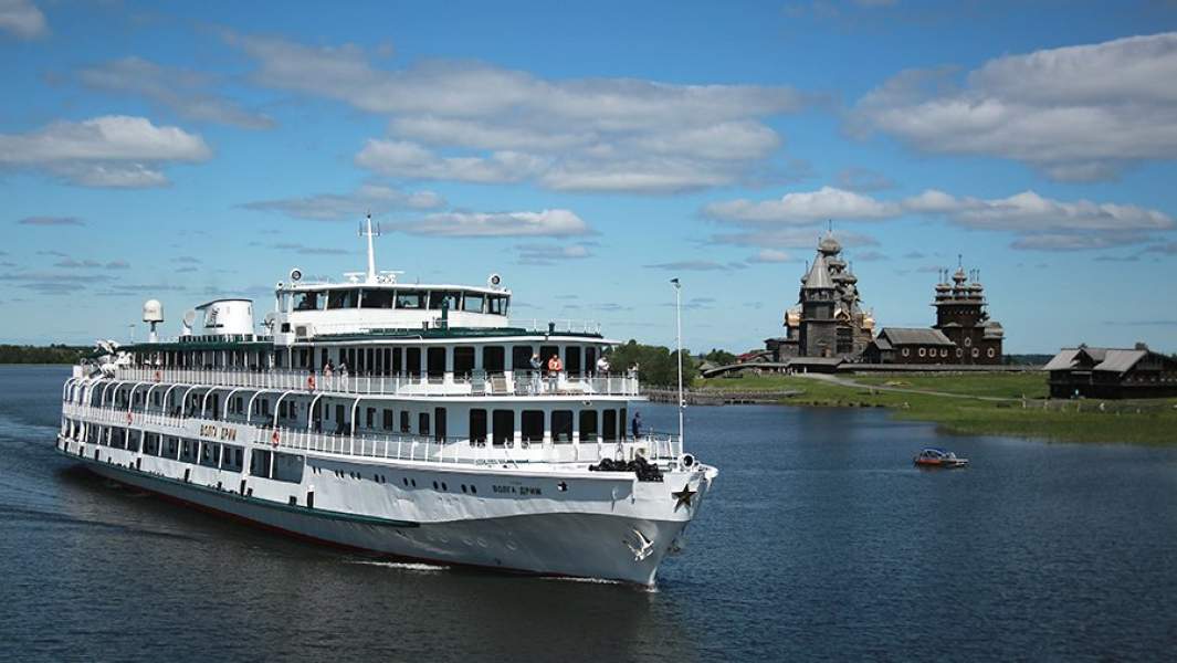 Вид на круизный теплоход «Волга Дрим» и Преображенскую церковь на территории государственного историко-архитектурного и этнографического музея-заповедника «Кижи»
