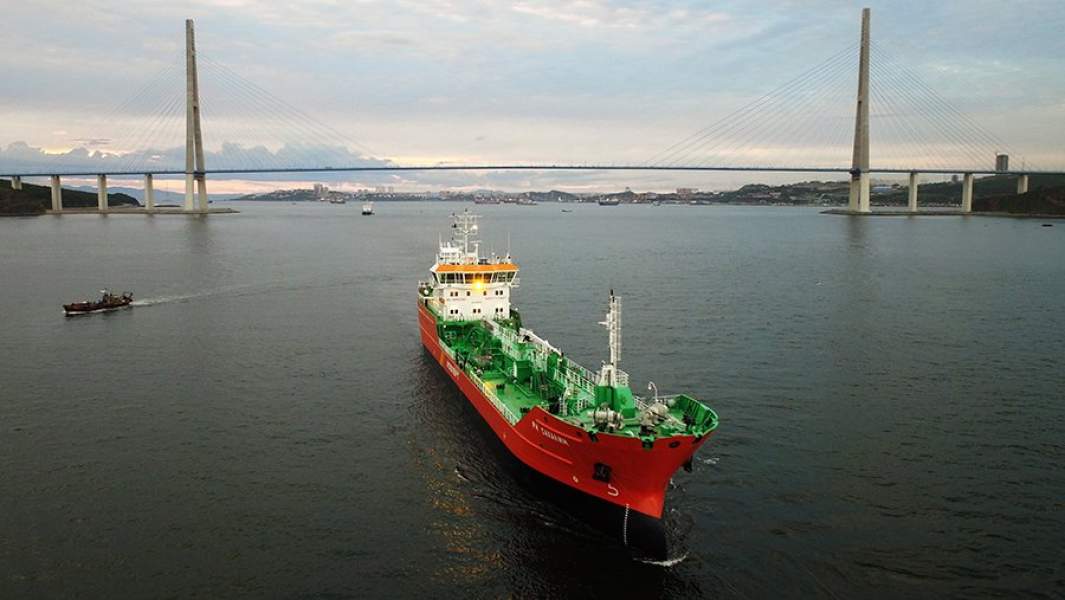 Танкер в порту Владивостока