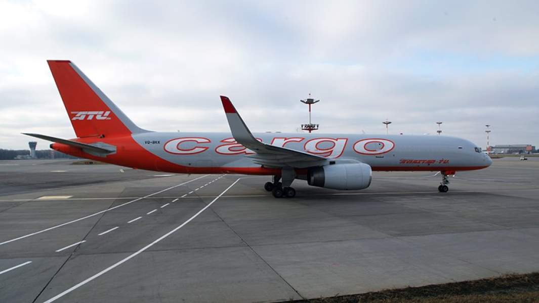 Самолет Boeing 757 Cargo авиакомпании «Авиастар-ТУ» на летном поле в Международном аэропорту Внуково