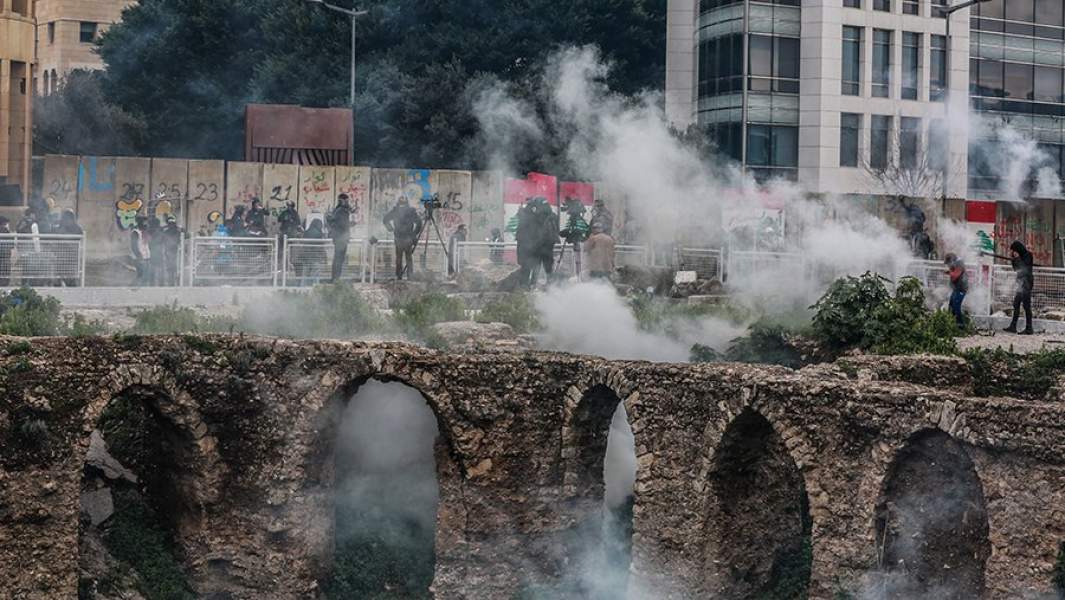 Столкновения протестующих с полицией у здания парламента Ливана в феврале 2020 года