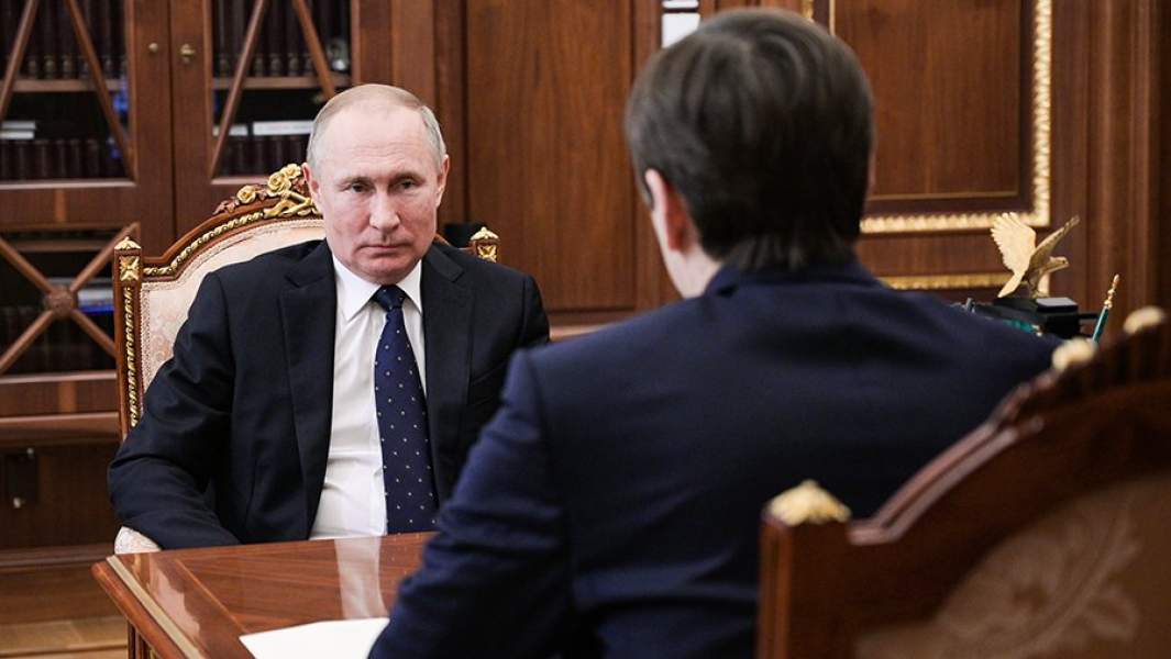 Президент России Владимир Путин во время встречи с министром просвещения РФ Сергеем Кравцовым