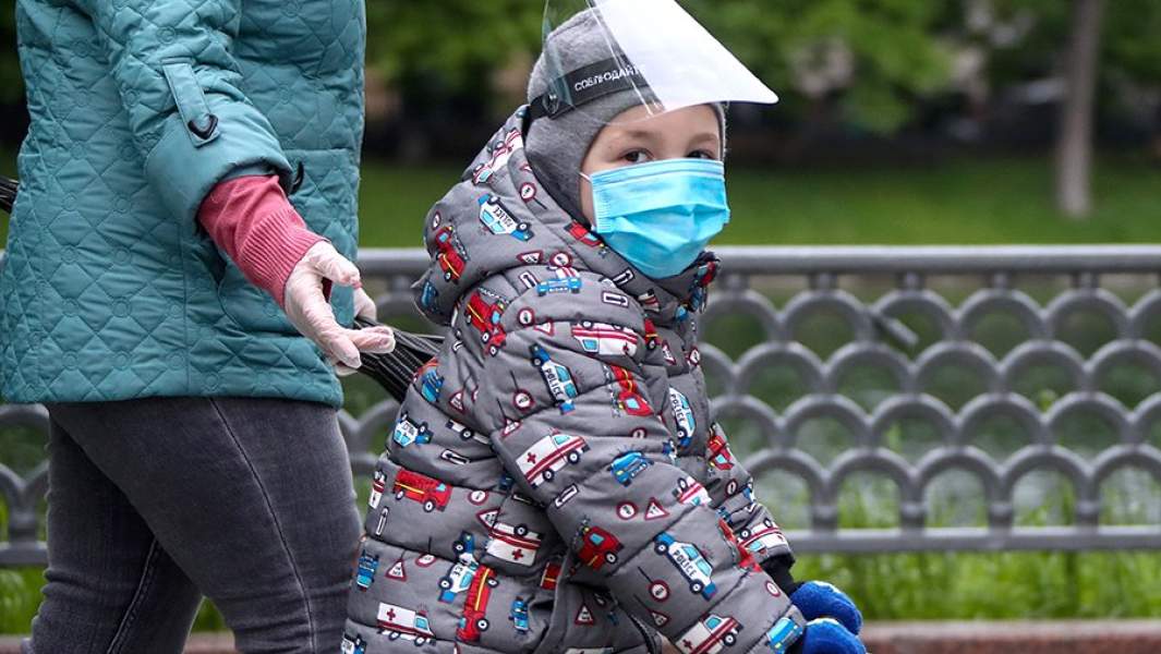 Женщина с ребенком гуляют у Патриарших прудов