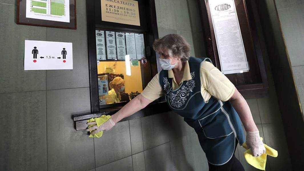 Сотрудница делает уборку в театре «Ленком»