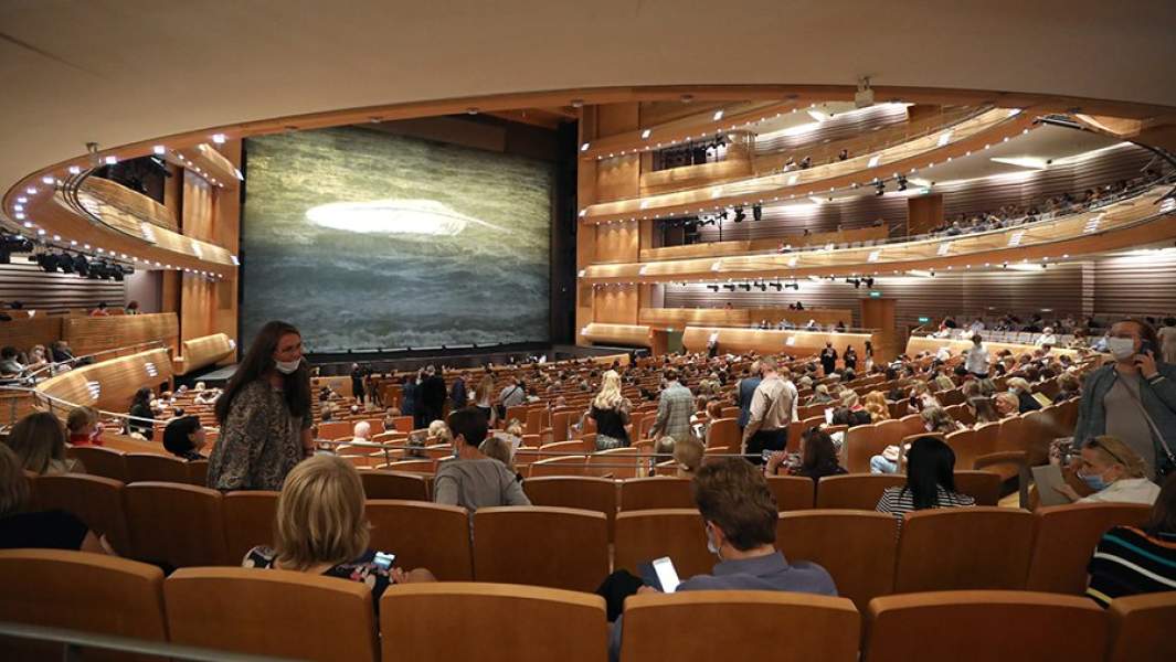 Мариинский театр первым в России и мире открыл двери для публики после трех месяцев перерыва из-за пандемии коронавируса COVID-19