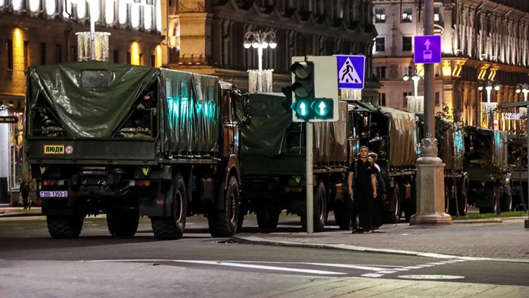 Машины с белорусскими силовиками на проспекте Независимости