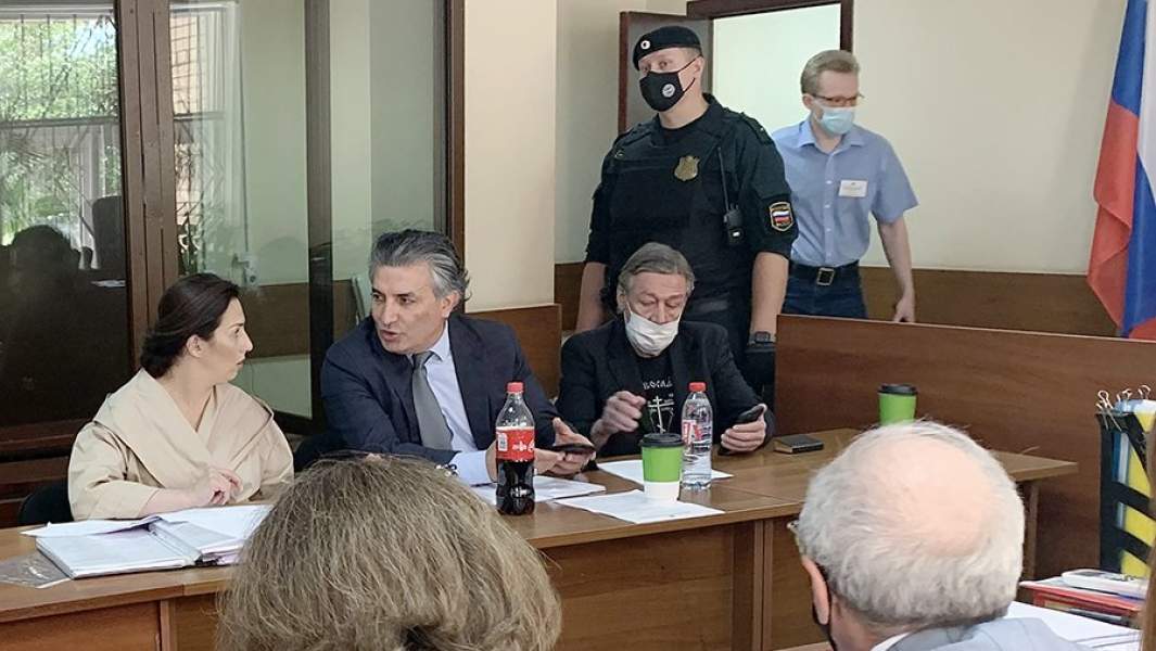 Адвокаты Михаила Ефремова Елизавета Шаргородская, Эльман Пашаев и актер Михаил Ефремов (слева направо на втором плане) во время рассмотрения дела о ДТП со смертельным исходом в Пресненском суде
