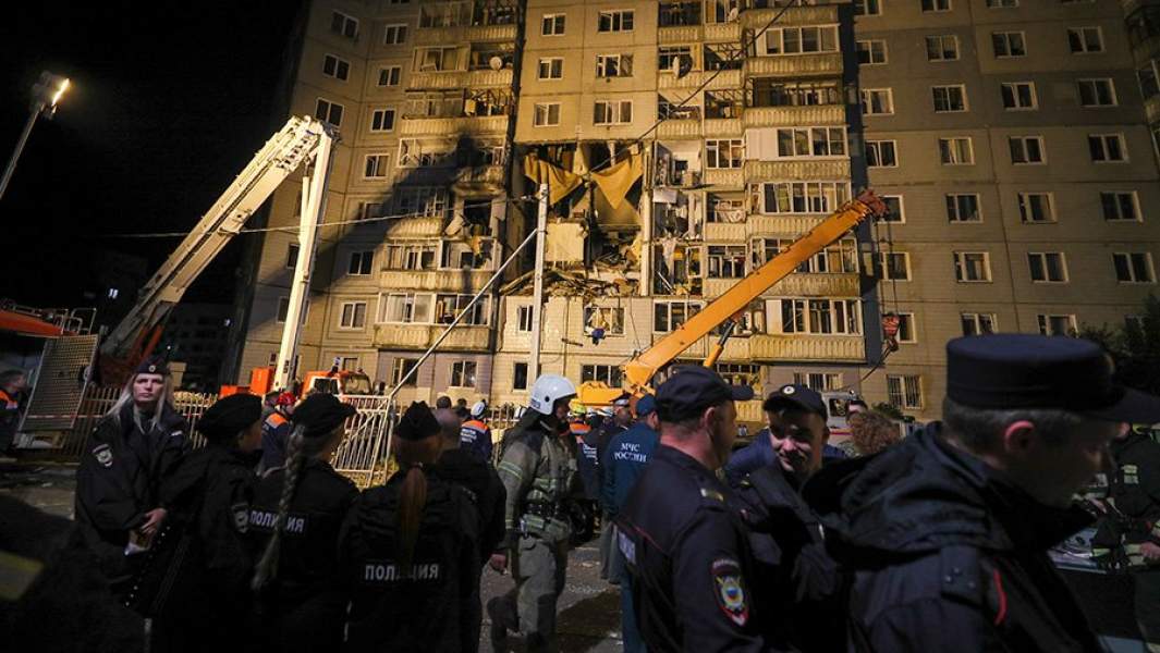 Сотрудники МЧС на месте взрыва газа