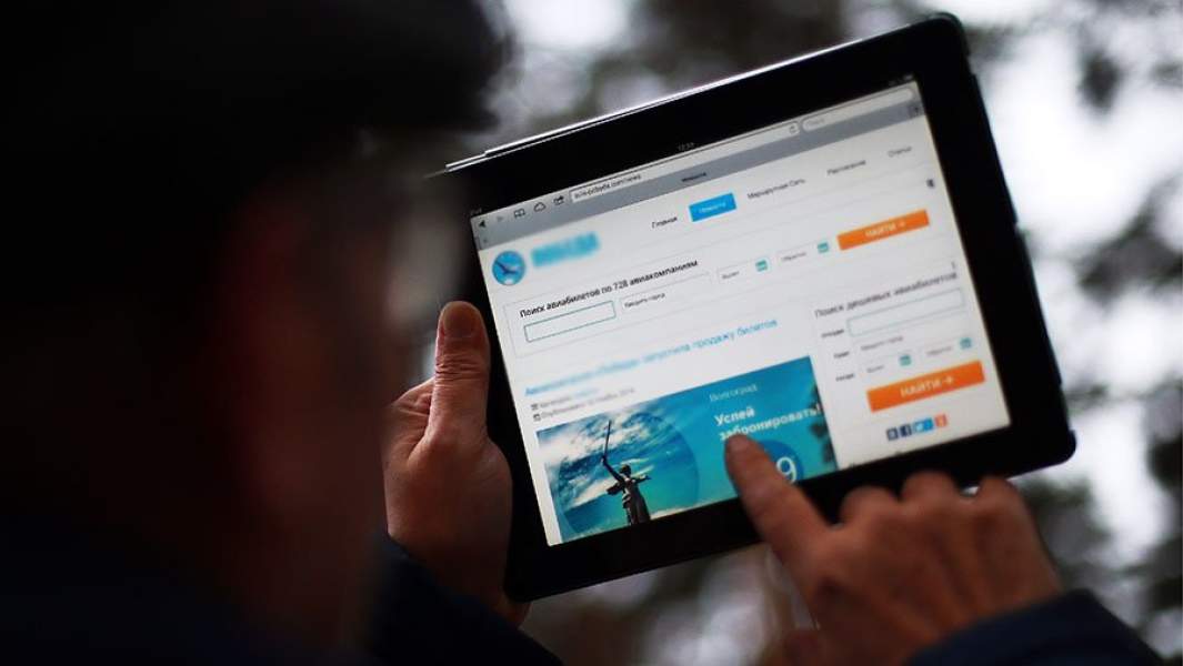 Планшет с открытой страницей официального сайта низкобюджетной авиакомпании