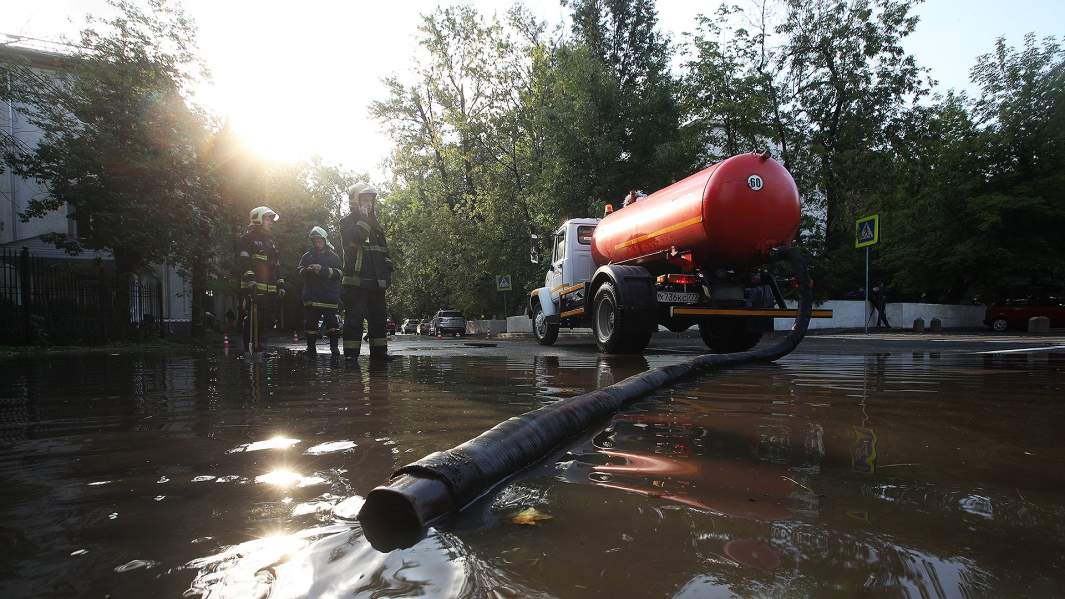 Сотрудники коммунальных служб откачивают воду после ливня в Москве