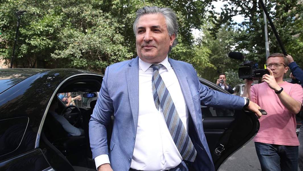 Адвокат Михаила Ефремова Эльман Пашаев у здания Пресненского суда перед рассмотрением дела о ДТП со смертельным исходом