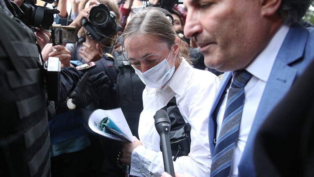 Супруга Михаила Ефремова Софья Кругликова проходит через толпу журналистов у здания Пресненского суда, где продолжается рассмотрение дела о ДТП со смертельным исходом