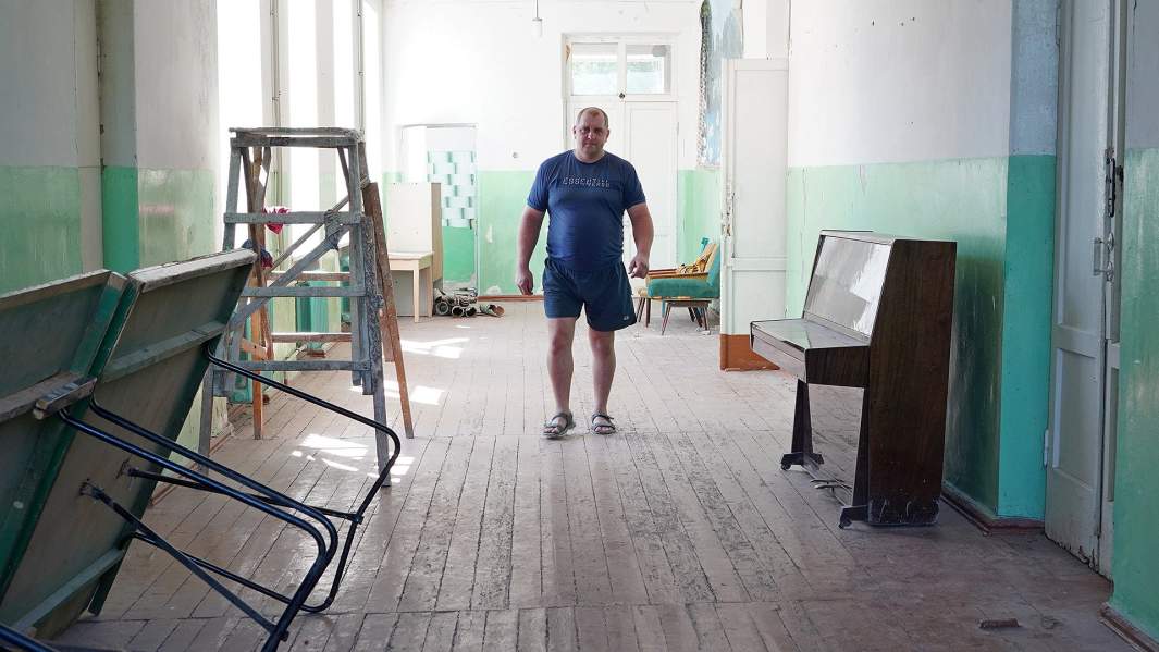 Нерабочее западное крыло Александровской школы, которое выходит в сторону, где стоят ВФУ