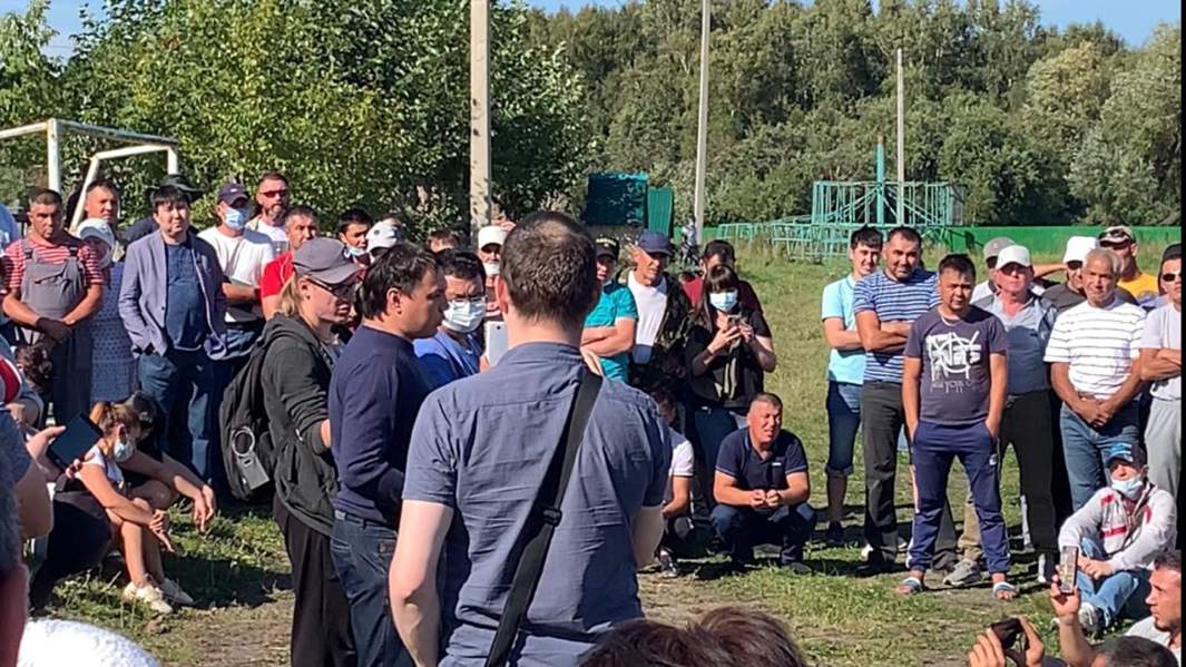 Глава администрации Абзелиловского района Ильдар Нафиков в центре