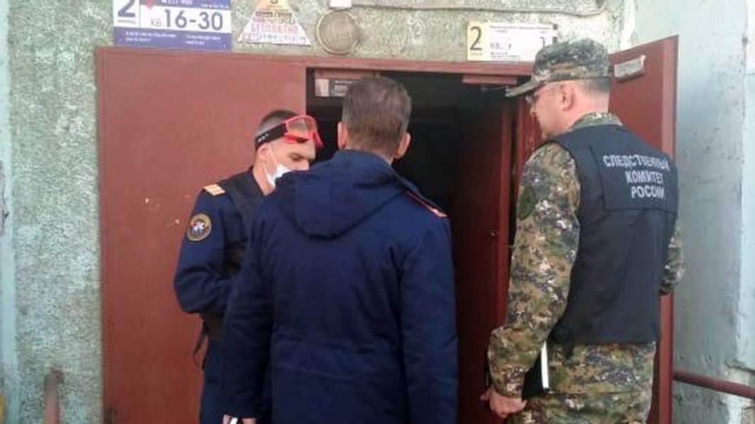 Сотрудники Следственного комитета у дома убитых девочек