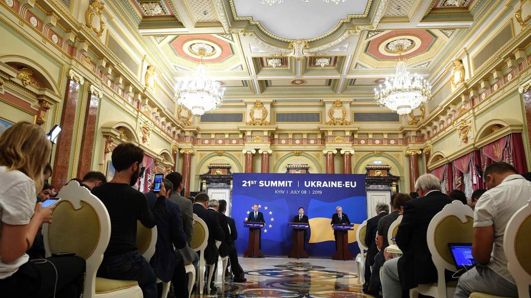 Президент Европейского Совета Дональд Туск, Президент Украины Владимир Зеленский и Президент Европейской Комиссии Жан-Клод Юнкер на пресс-конференции в Киеве, Украин