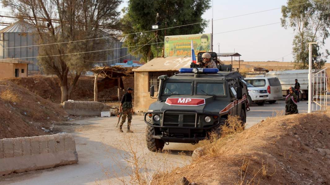 Российская военная машина во время патрулирования в районах, совместно контролируемых сирийской армией и курдскими силами, недалеко от города Талль-Тамр в западной сельской местности Хасака, Сирия