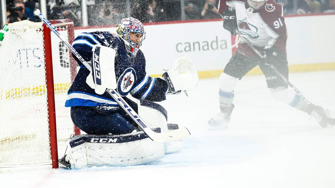 Вратарь «Виннипег» Коннор Хеллибак