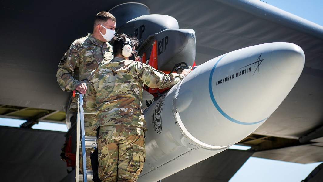 Солдаты загружают перспективную гиперзвуковую крылатую ракету под крыло B-52H