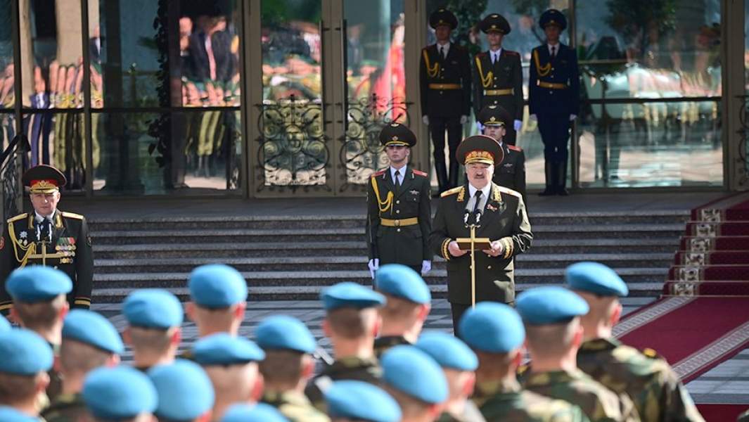 Президент Белоруссии Александр Лукашенко обращается к военнослужащим после завершения церемонии инаугурации в Минске