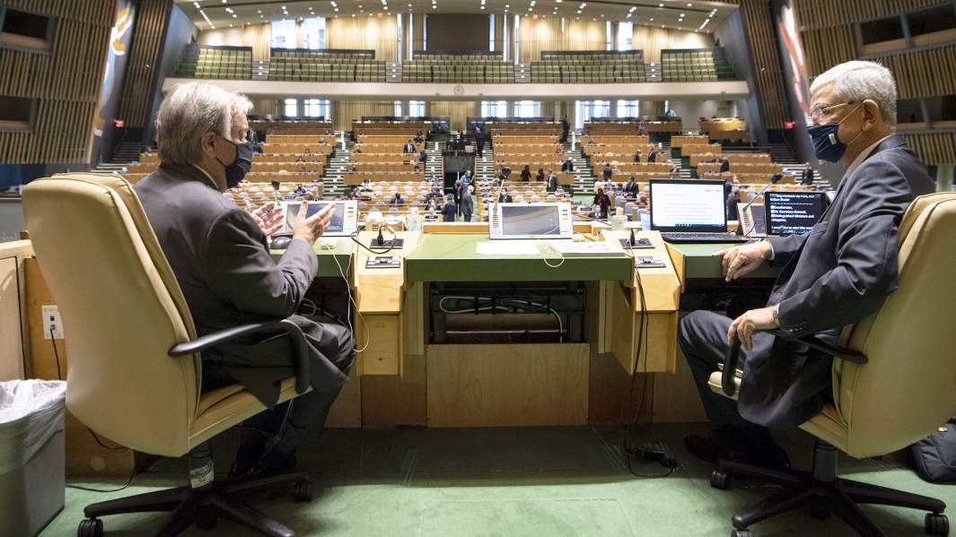 Генеральный секретарь Организации Объединенных Наций (ООН) Антониу Гутерриш (слева) во время беседы с Волканом Бозкиром, президентом 75-й сессии Генеральной Ассамблеи Организации Объединенных Наций (ГА ООН)