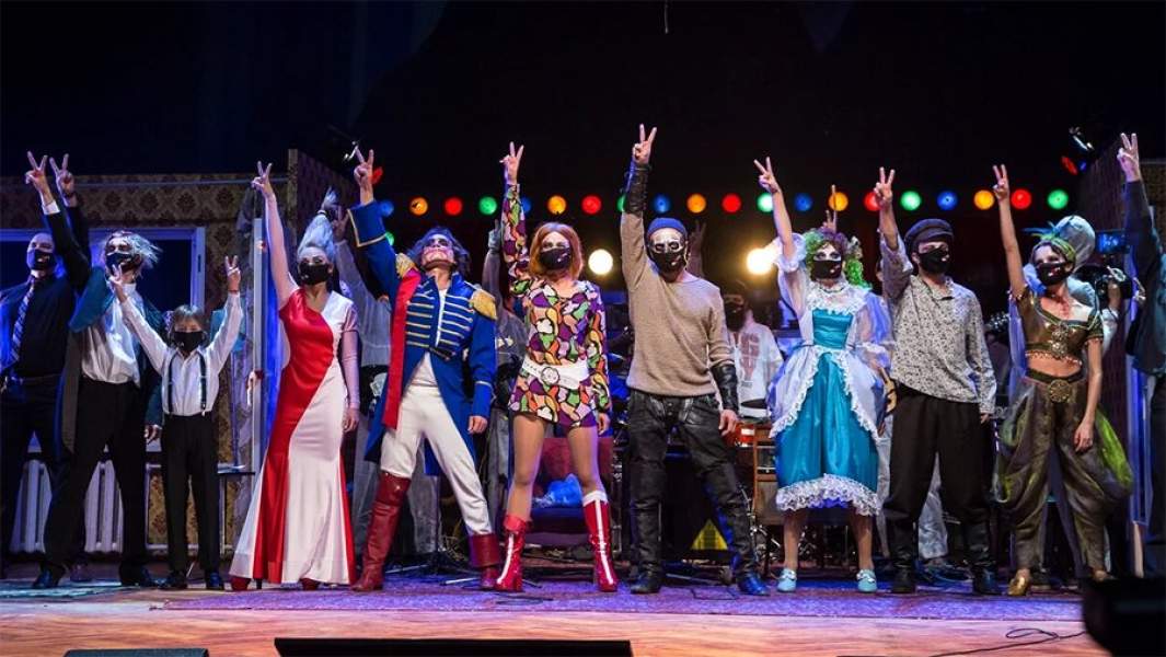 Актеры Московского Губернского театра в сцене из театрального капустника, представленного во время сбора труппы на открытии восьмого театрального сезона