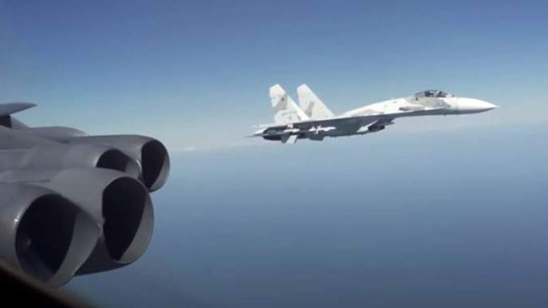 Момент перехвата российским истребителем Су-27 американского стратегического бомбардировщика B-52 над Черным морем