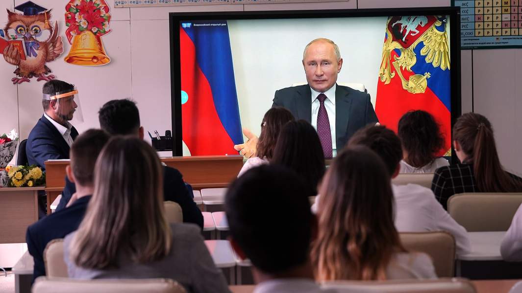 Президент РФ Владимир Путин выступает на Всероссийском открытом уроке
