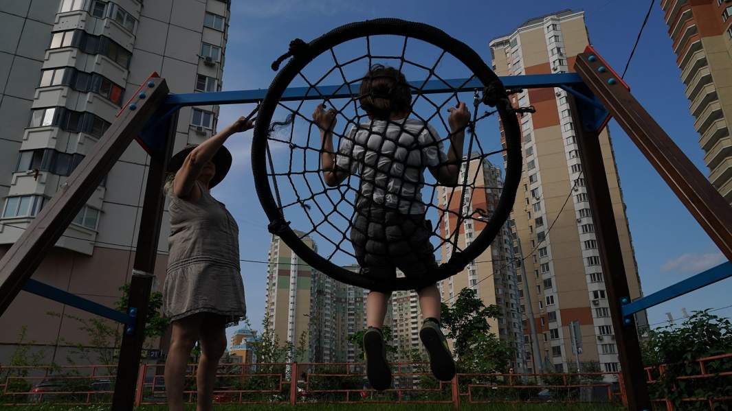 Взрослые забавы: чем опасны игры на детских площадках