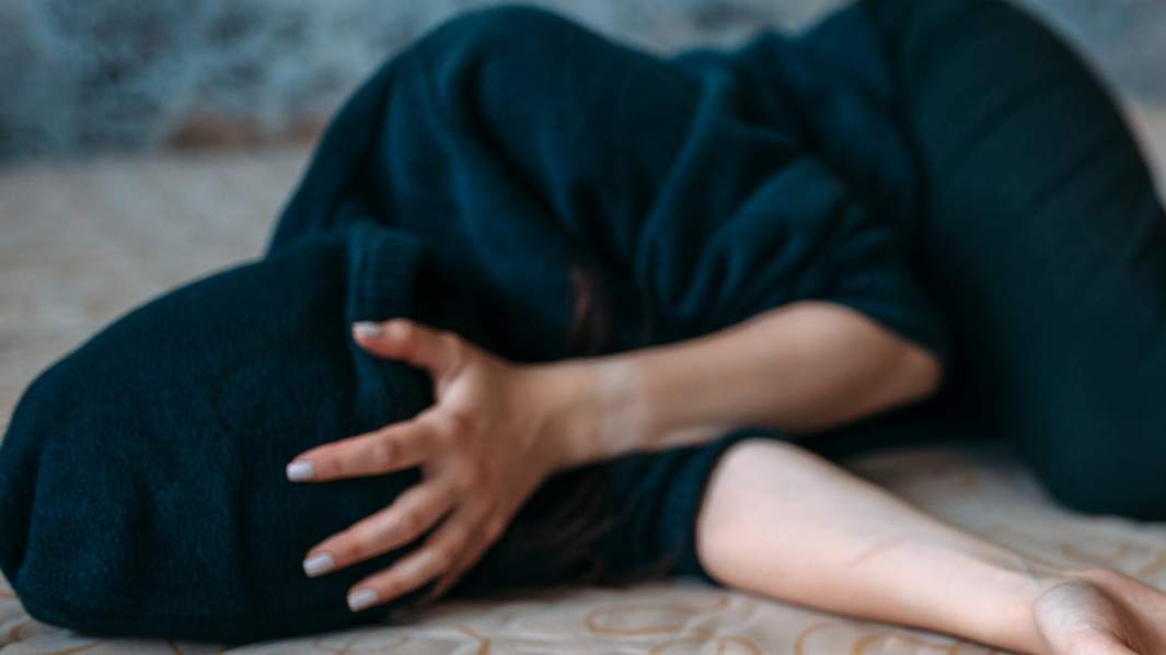 девушка закрывает лицо рукой 