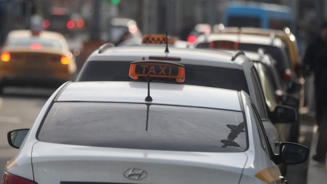 Шашечки вперед: для такси хотят прописать ответственность за здоровье пассажиров